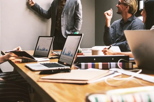 6 de cada 10 empleados piensan renunciar si los hacen a ir a diario a la oficina