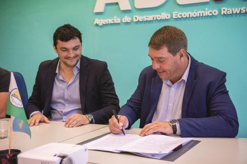Rawson: y Provincia firmaron convenio para capacitación de armado de palets de la futura planta de adoquines