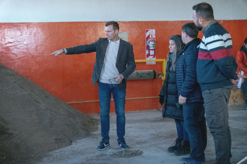 Funcionarios de Rawson recorrieron la Fábrica de Adoquines