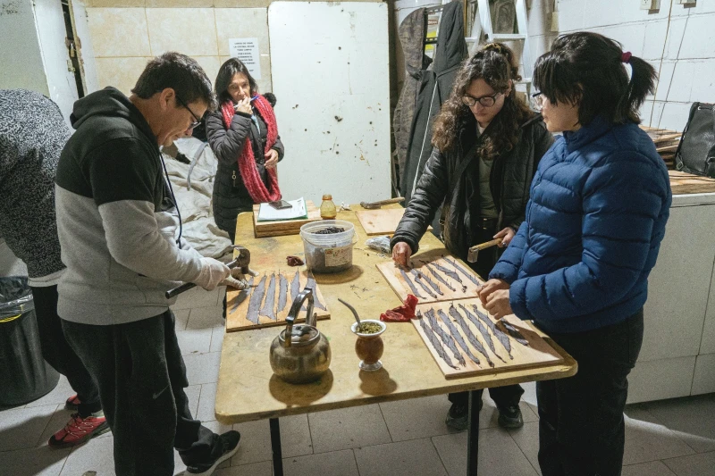 Se dicta en Rawson el taller de curtido de piel de pescado
