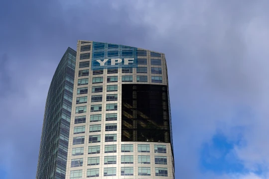 Respiro para Argentina: frenan el fallo que ordena entregar el 51% de las acciones de YPF