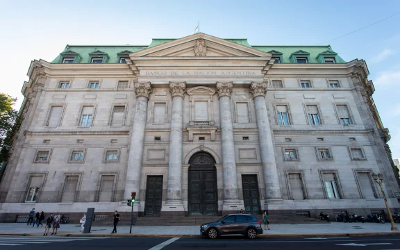 El dato que derriba un mito: en Argentina, hay más mujeres que hombres con acceso al sistema bancario