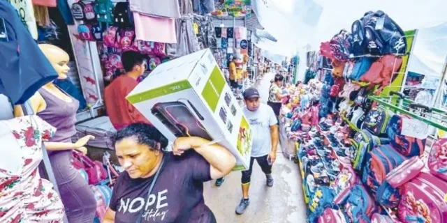 El turismo a Chile, Paraguay o Brasil ya está dolarizado pero se empieza a pagar con una moneda tapada