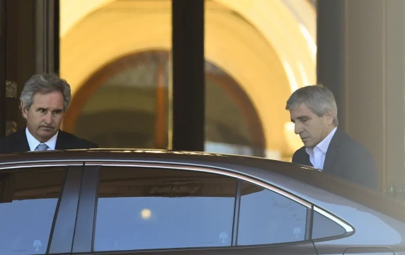 El Gobierno inició negociaciones para la recompra de bonos argentinos