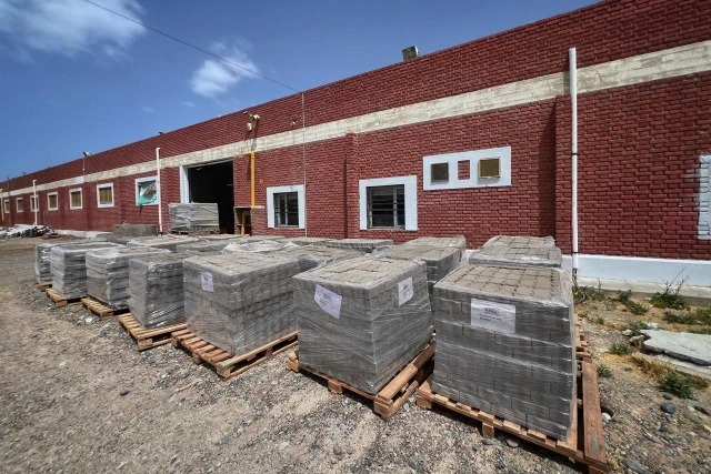 Rawson produce dos mil adoquines diarios