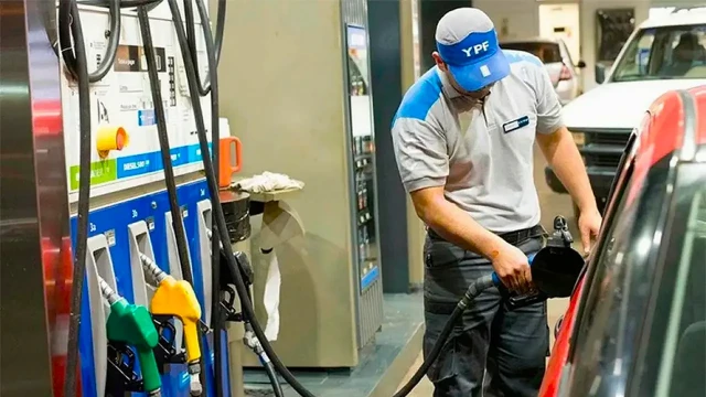 YPF baja el precio de la nafta: cuándo se aplica el descuento anunciado por Horacio Marín