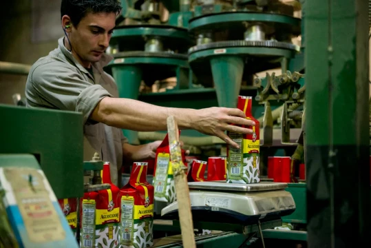 Advierten sobre una fuerte caída del empleo y empresas desde la asunción de Milei