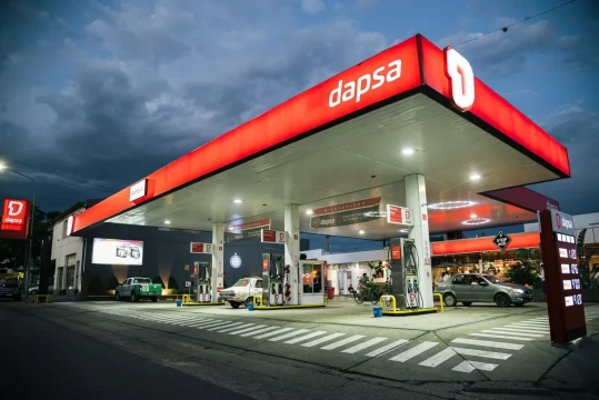 Movida en el mercado petrolero: Dapsa anunció acuerdo para comercializar combustibles de Chevron en la región