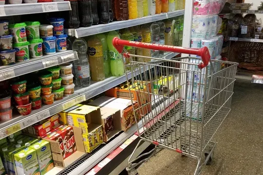 Consumo en mutación: leve repunte, caída en supermercados y giro hacia compras de cercanía