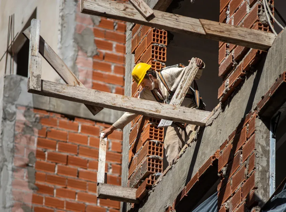 El empleo en la construcción creció 0,5% en febrero pero los salarios cayeron en términos reales
