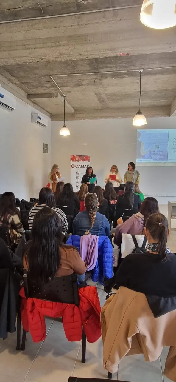La Facultad de Económicas junto a CAMAD capacitaron a emprendedoras y comerciantes en liderazgo empresarial