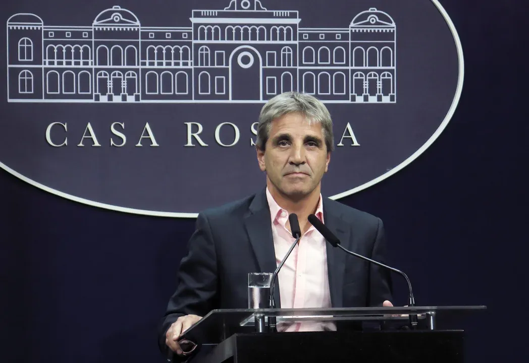 Luis Caputo lanzó un plan para fomentar los créditos hipotecarios