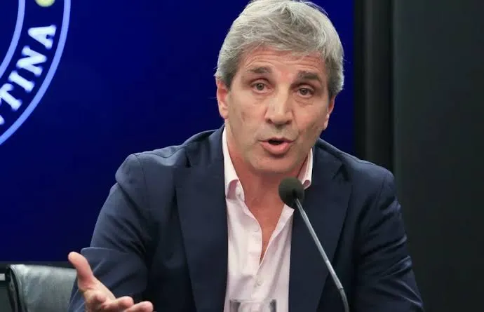 Caputo pidió que “saquen los dólares de abajo del colchón”