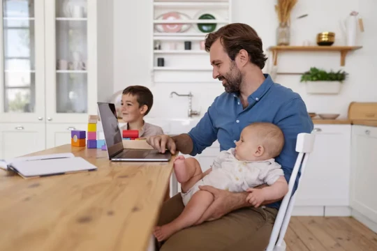 INDEC: una familia necesitó más de $600.000 en febrero para criar a un hijo